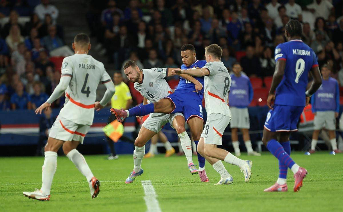 火星撞地球！枪手领跑英超&欧冠0丢球，拜仁新赛季17胜1平不败（豪门齐飞！阿森纳英超领跑欧冠零失球，拜仁新季17胜1平保持不败）