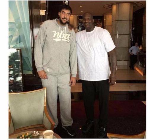 伊涅斯塔：中场球员当教练更能掌控全局，小法现在做得非常好（伊涅斯塔：中场出身执教更能把控全局，小法目前表现出色）