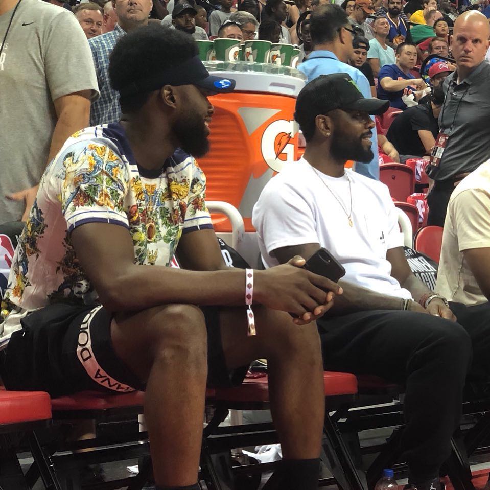 🦅官方：水晶宫将身穿我们的2025／26赛季红蓝配色主场球衣（🦅官宣：水晶宫将身披我们2025／26赛季红蓝主场战袍）