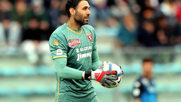 马兹拉维：右中卫和右翼卫都适合我，我能做到兼顾进攻和防守（马兹拉维：右中卫与右翼卫皆可胜任，攻防兼备）