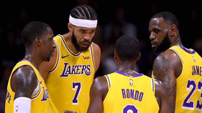 很积极！弗拉格强攻不中 浓眉冲进篮下双手补扣（斗志满满！弗拉格强攻打铁，浓眉杀入内线双手补扣）