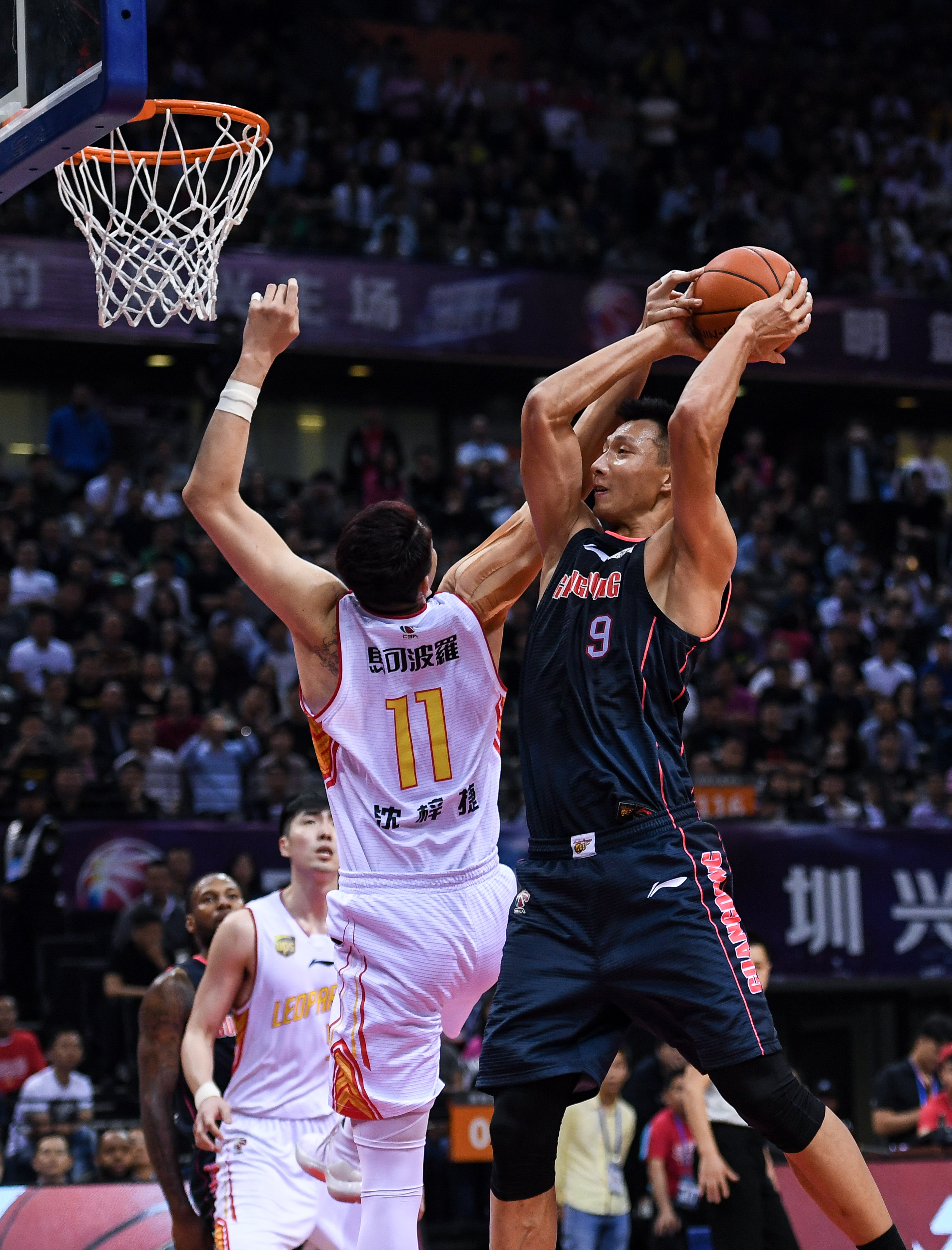 遮天蔽日！吴超积极补防 腾空暴起帽翻奎因（吴超及时协防腾空送大帽 奎因无奈遭封盖）