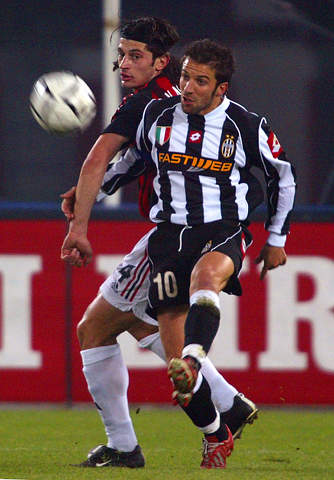 曼联求购20岁左路好手遭拒 或再报价4000万欧元（曼联求购20岁左翼新星被拒 或再出价4000万欧元）