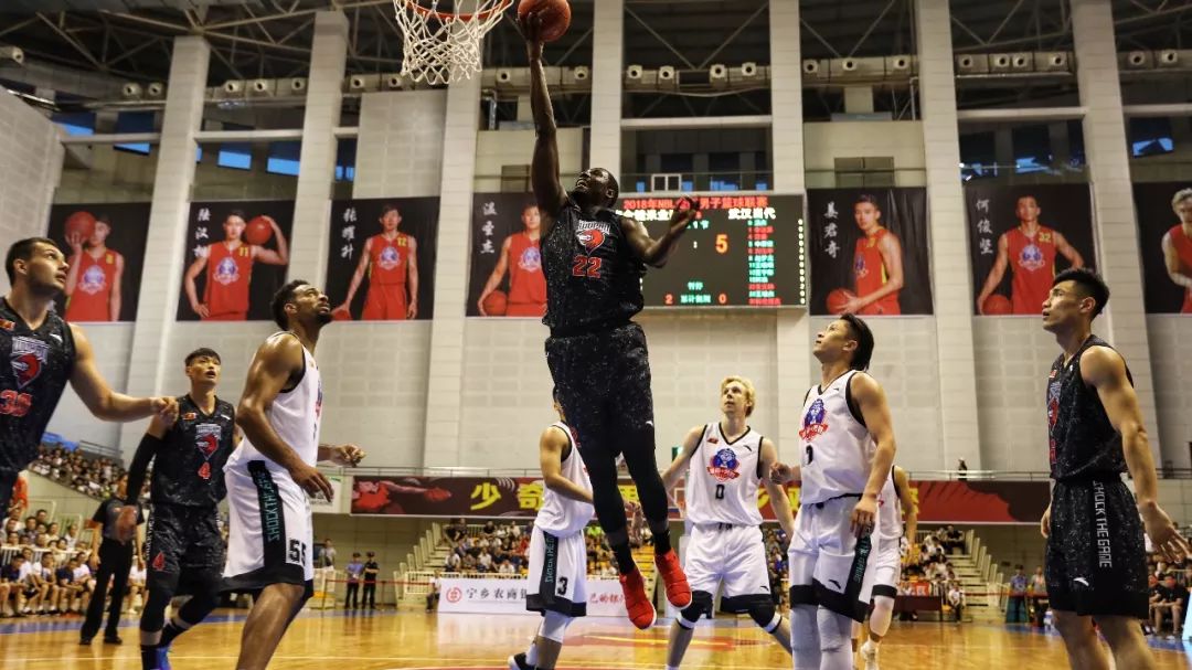 凯尔特人替补仅贡献14分，活塞替补则轰下47分（凯尔特人板凳仅得14分，活塞替补狂砍47分）