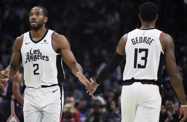 中外友人嗨玩匹克球（中外朋友畅享匹克球乐趣）