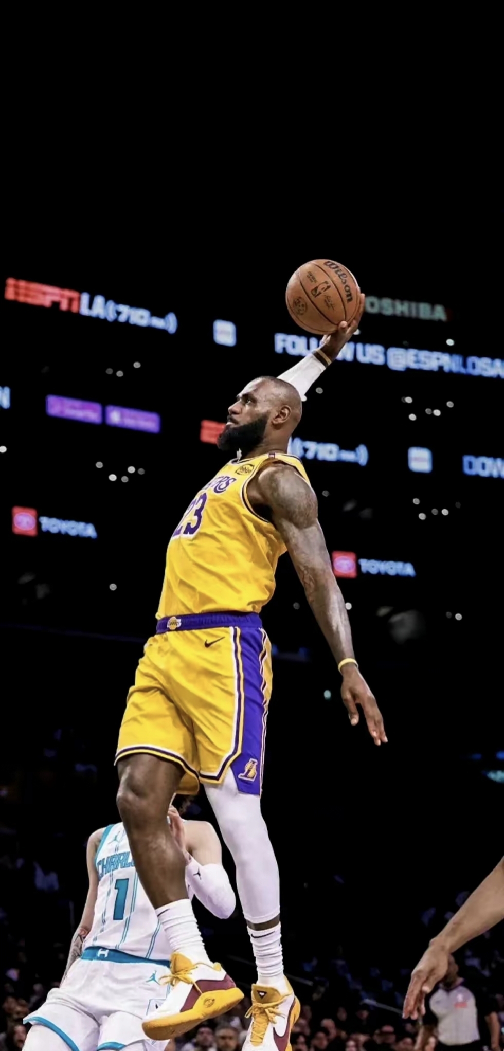 文班与切特六次交手平局，文班数据耀眼（文班与切特六次碰面战绩持平，文班表现抢眼）