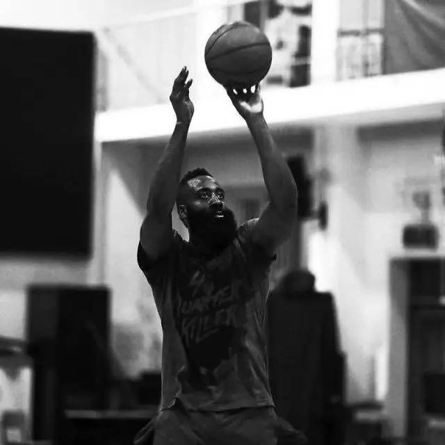 霍福德缺阵对明日战局影响深远（霍福德缺席或将深刻影响明日比赛走向）