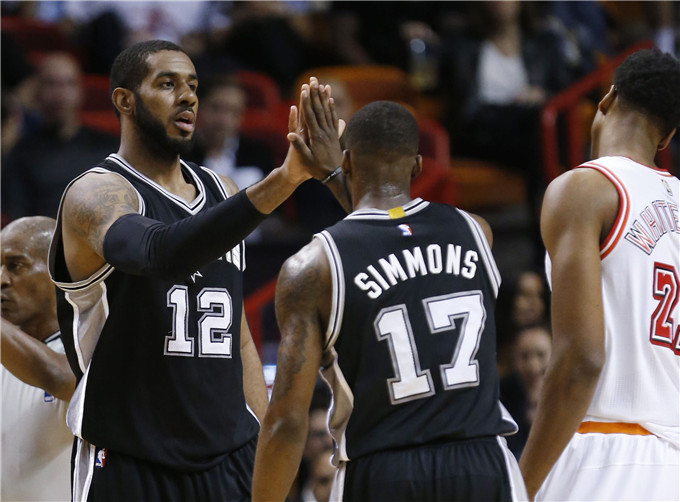 湖人詹姆斯关键封盖锁定胜局（詹姆斯关键盖帽助湖人取胜）