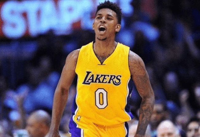 终于等到你！32岁老将为火箭队首秀！13分钟0分1犯规，他仍需适应（期待已久的首秀！32岁老将首次亮相火箭，13分钟零得分仅1犯规，仍待适应）