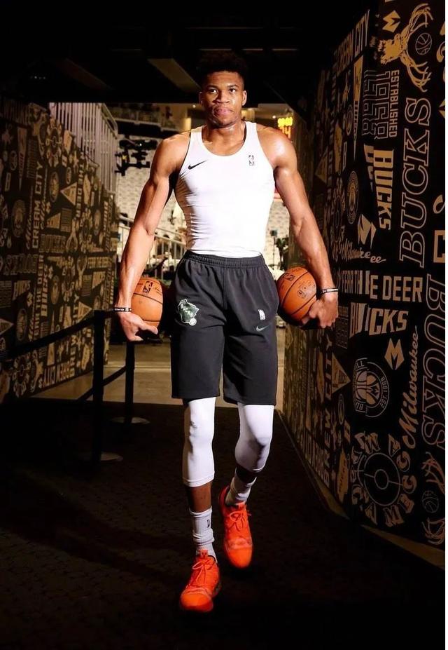 遗憾空砍！伦纳德20中10砍下30分，背靠背2场均贡献30+（空砍憾负！伦纳德20投10中砍下30分，背靠背两战场均30+）