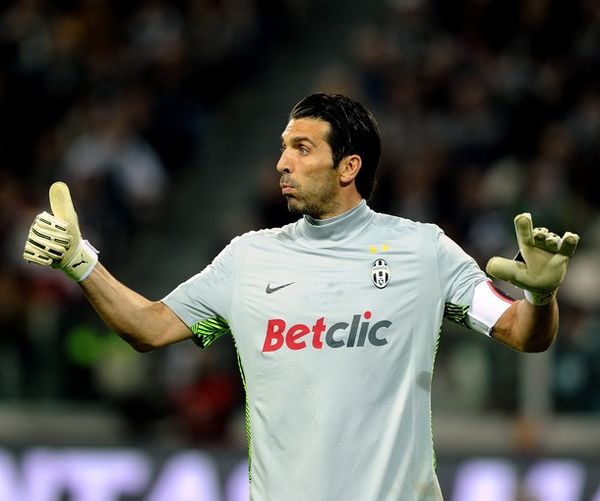 吴少聪女友晒足协杯冠军奖牌：男朋友带的苏州特产（吴少聪女友晒足协杯冠军奖牌，称是男友带回的苏州特产）