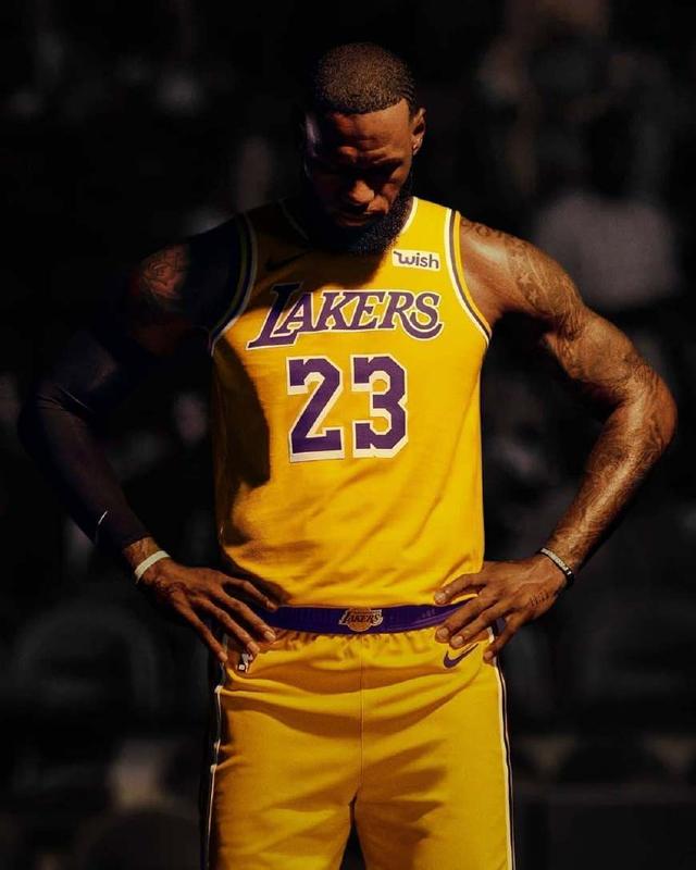 一家人都太美了！瓦妮莎晒与三个女儿圣诞合照：节日快乐（瓦妮莎晒三女儿同框圣诞照，一家美翻了：节日快乐）